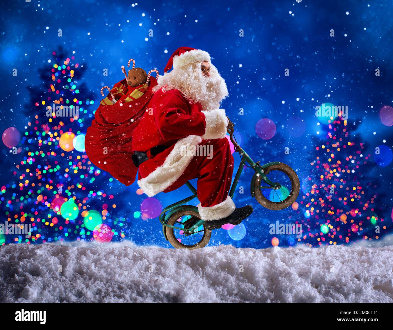 Santaclaus roue avec vélo pour offrir des cadeaux de noël rapides Banque D'Images
