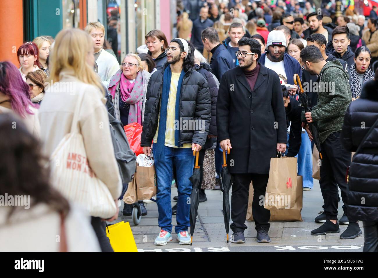 Londres, Royaume-Uni. 26th novembre 2022. Les acheteurs de Noël avec leurs sacs à provisions sur Oxford Street dans le West End de Londres. Les acheteurs profitent des offres et, selon une étude récente de Deloitte, 54 % des acheteurs sont susceptibles de magasiner pour Noël au cours des deux premières semaines de décembre. (Photo de Dinendra Haria /SOPA Images/Sipa USA) crédit: SIPA USA/Alay Live News Banque D'Images