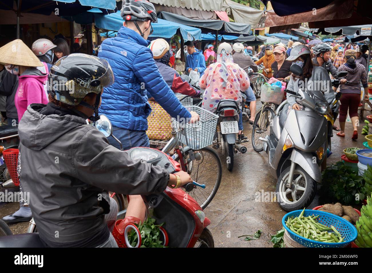 Marché alimentaire du matin occupé un jour de pluie Hoi an Vietnam Banque D'Images