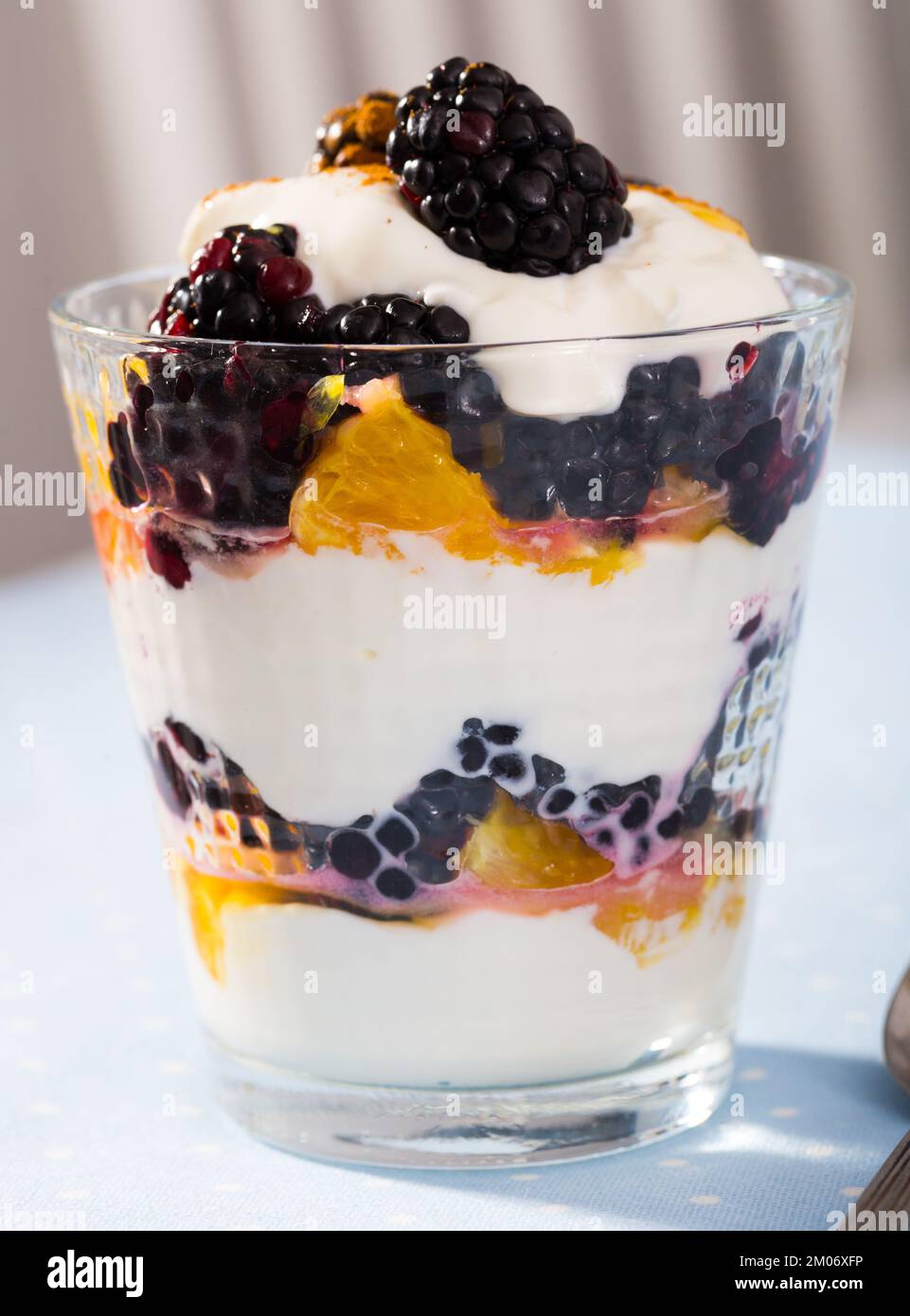 Blackberry et orange yaourts - délicieux dessert d'été Banque D'Images