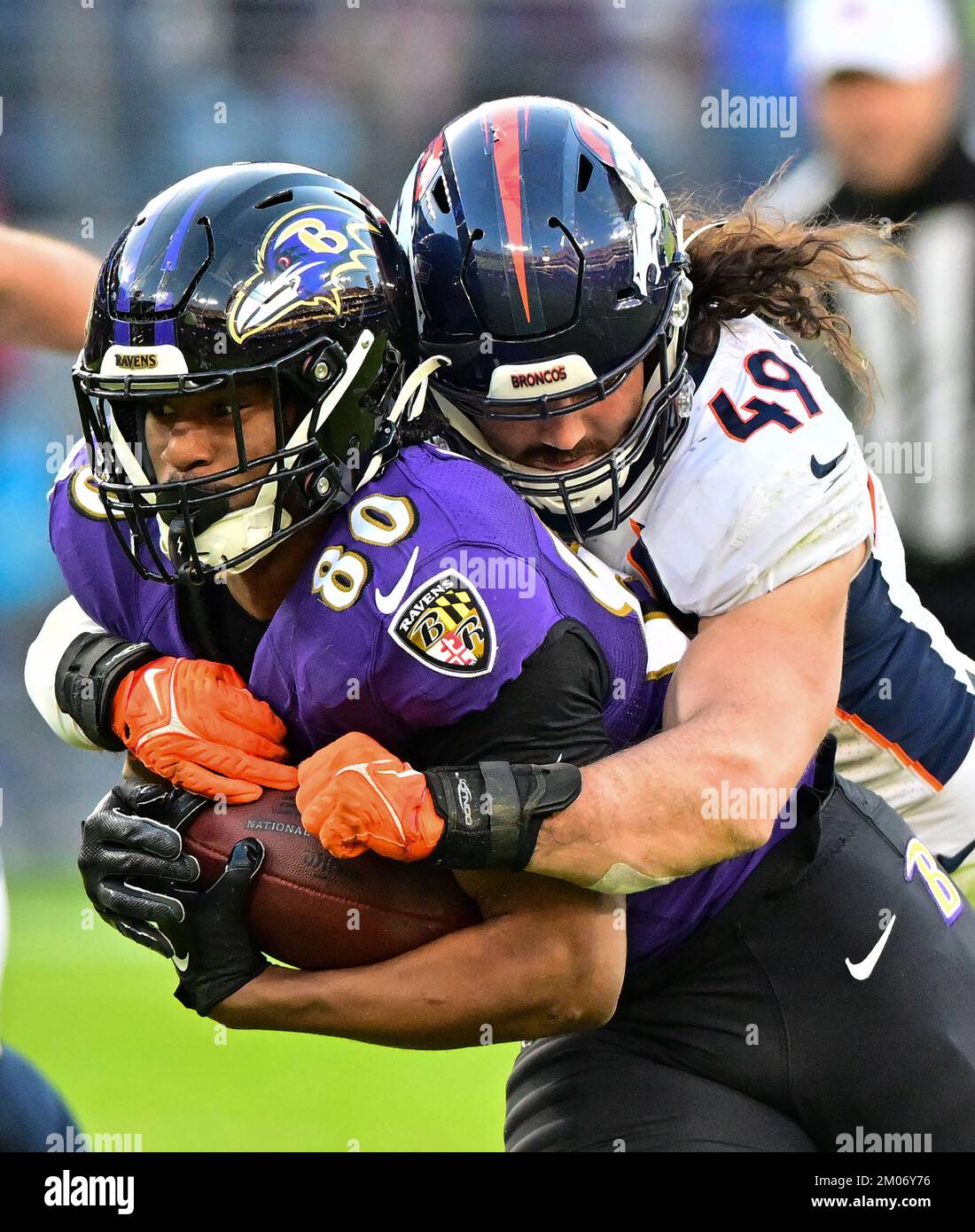 Baltimore, États-Unis. 04th décembre 2022. Denver Broncos linebacker Alex Singleton (49) frappa Baltimore Ravens Tight End Isaiah probablement (80) après une première descente pendant la seconde moitié au stade M&T Bank à Baltimore, Maryland, le dimanche, 4 décembre 2022. Baltimore a gagné 10-9. Photo de David Tulis/UPI crédit: UPI/Alay Live News Banque D'Images