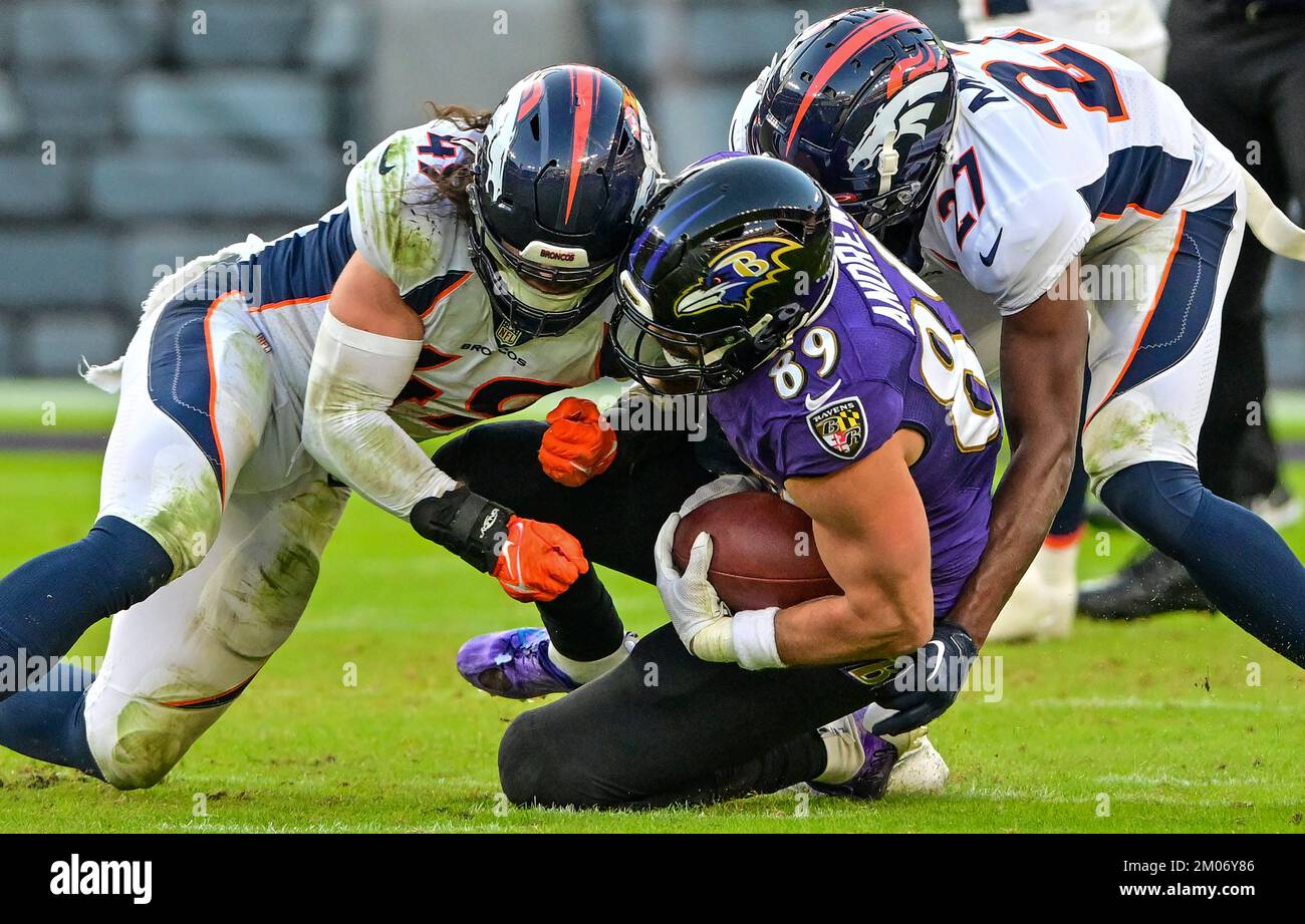 Baltimore, États-Unis. 04th décembre 2022. Denver Broncos linebacker Alex Singleton (49) est accusé d'une pénalité de rugosité inutile contre Baltimore Ravens Tight End Mark Andrews (89) comme Corner back Damarri Mathis (27) participe à la partie pendant la seconde moitié au stade M&T Bank à Baltimore, Maryland, le dimanche, 4 décembre 2022. Baltimore a gagné 10-9. Photo de David Tulis/UPI crédit: UPI/Alay Live News Banque D'Images