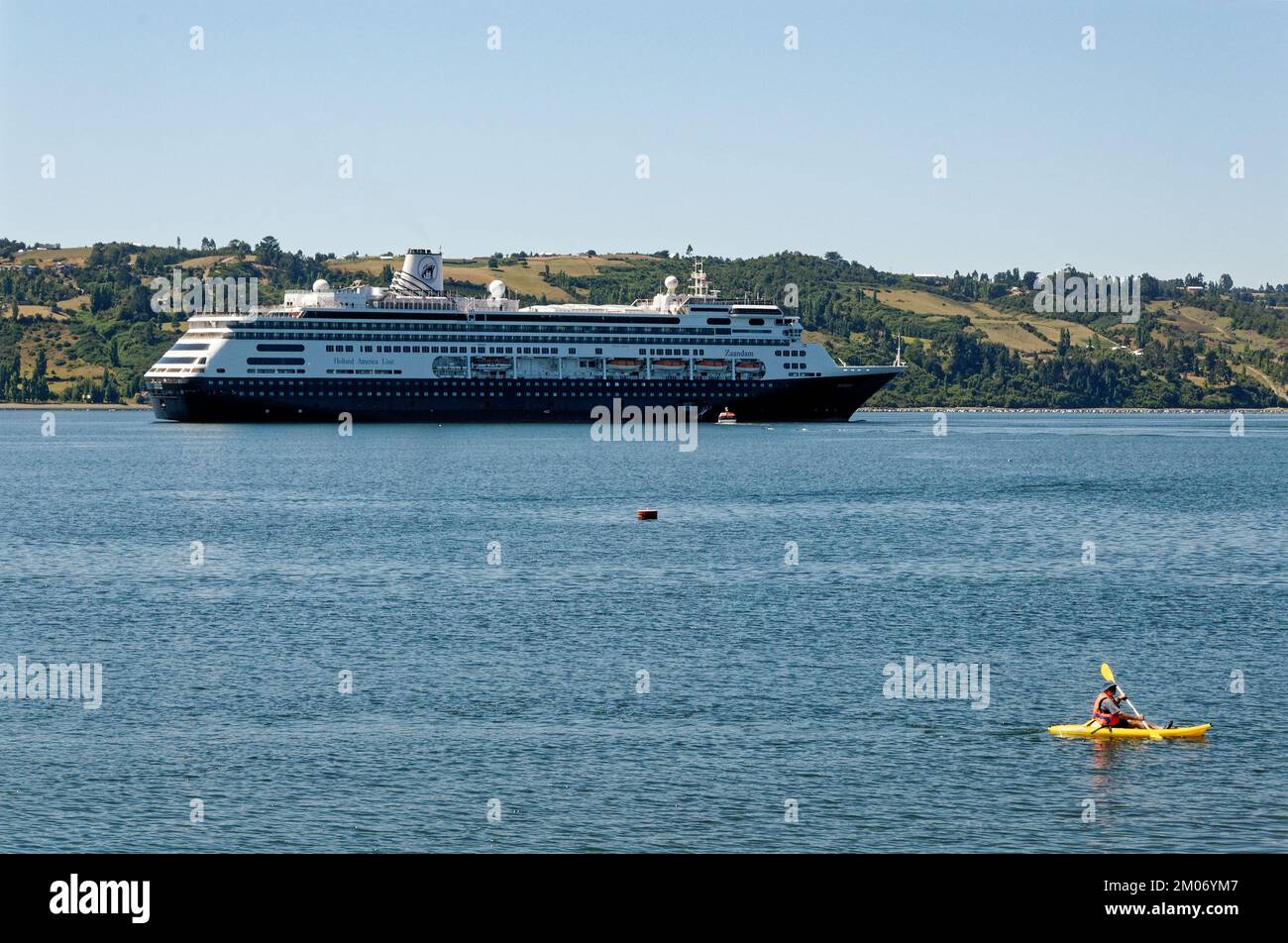 Bateau de croisière MS Zaandam à Golfo de Ancud sur l'île Chiloo. Castro est une ville sur l'île de Chiloo, dans le district des lacs du Chili. 11th de janvier 2014 - Castro Chi Banque D'Images