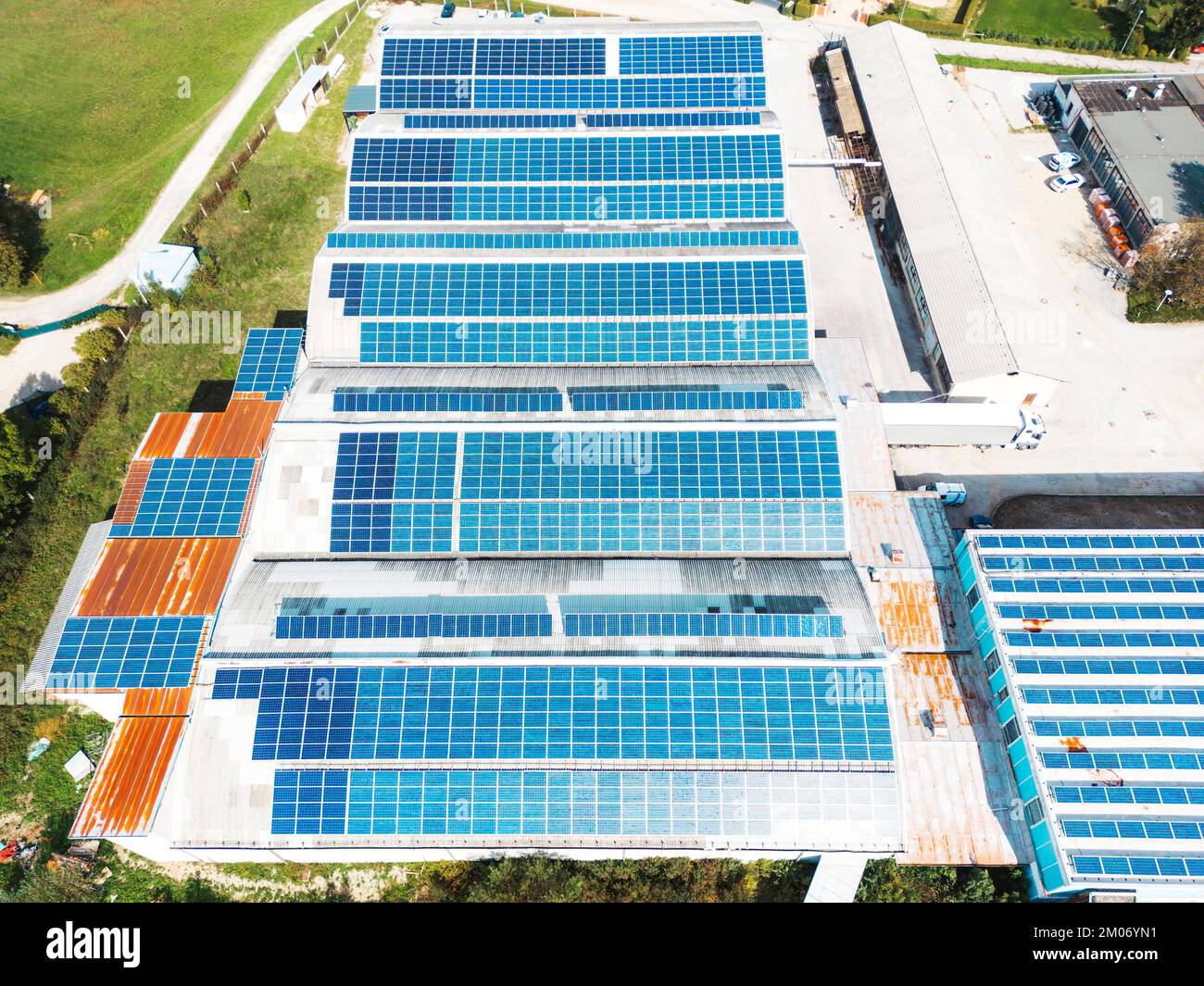 Toits d'un grand entrepôt industriel couverts de panneaux solaires Banque D'Images