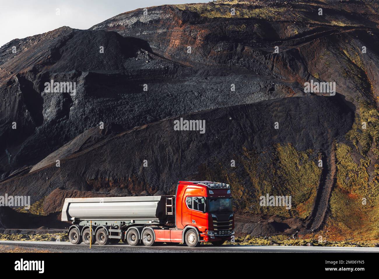 Truch en voiture de la carrière de pierre rouge volcanique en Islande Banque D'Images