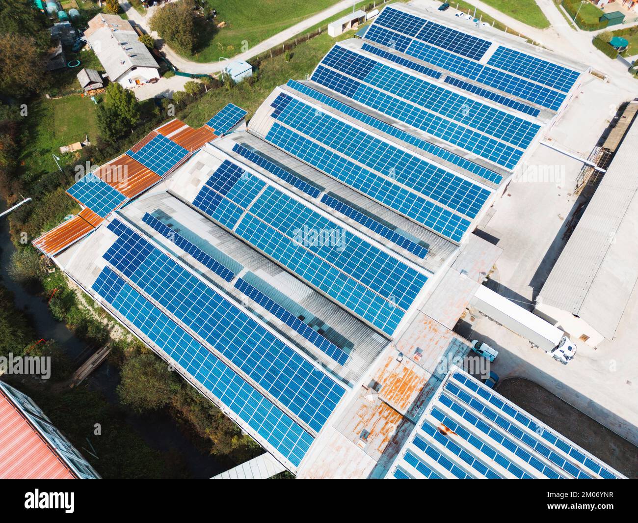Vue aérienne de haut en bas sur les panneaux solaires installés sur un toit d'un grand bâtiment industriel Banque D'Images