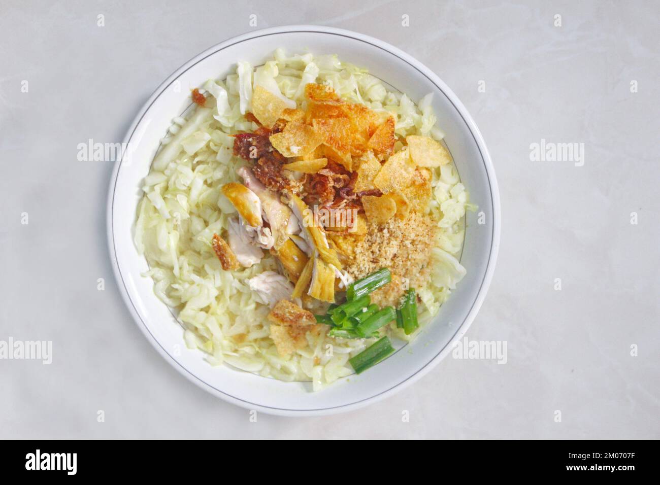 Soto Ayam (soupe de poulet jaune) est un plat traditionnel populaire en Indonésie Banque D'Images