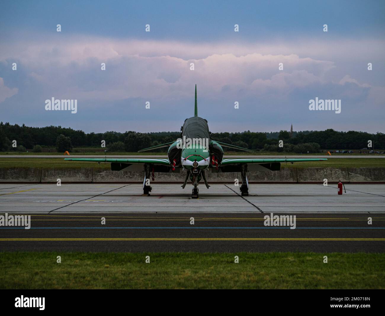 Parking militaire moderne vert-blanc à bord d'un aérodrome après la mission, Saudi Air Force, vue frontale, coucher de soleil nuageux derrière, spectacle aérien de Kecskemet Banque D'Images