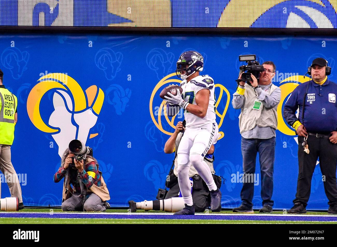 Inglewood, Californie. 4th décembre 2022. Seattle Seahawks Tight End Noah Fant #87 saisit la passe de touchdown en action dans le deuxième trimestre pendant le match de football de la NFL contre les Seattle Seahawks.obligatoire crédit photo: Louis Lopez/Cal Sport Media/Alay Live News Banque D'Images