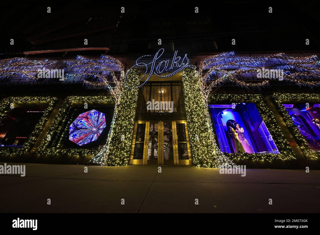 L'impressionnante lumière de Noël sur Saks Fifth Avenue à New York. (Photo : Gordon Donovan) Banque D'Images