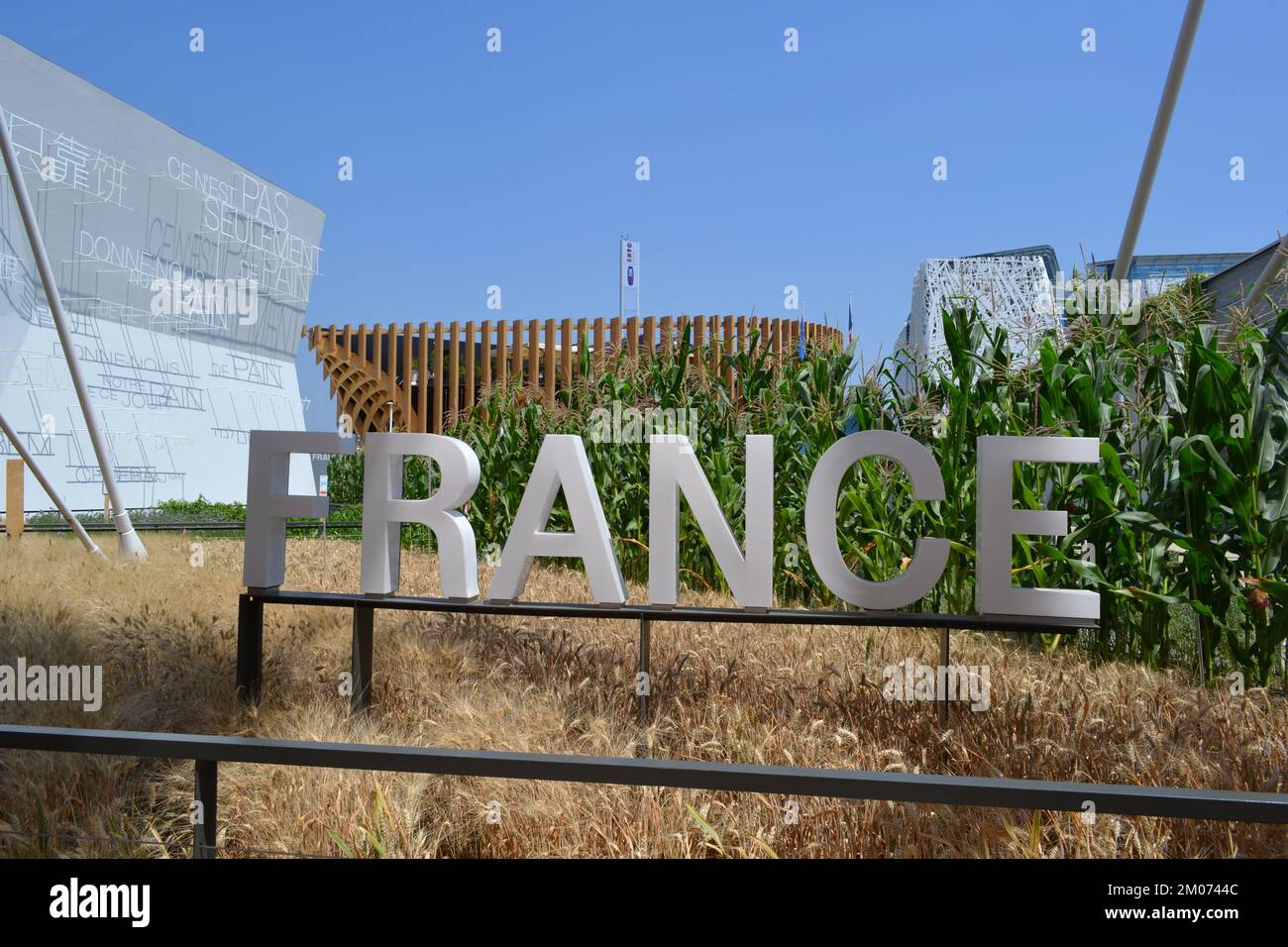 Vue panoramique de l'entrée du pavillon français à l'EXPO Milano 2015 avec la France écrite en grandes lettres. Banque D'Images