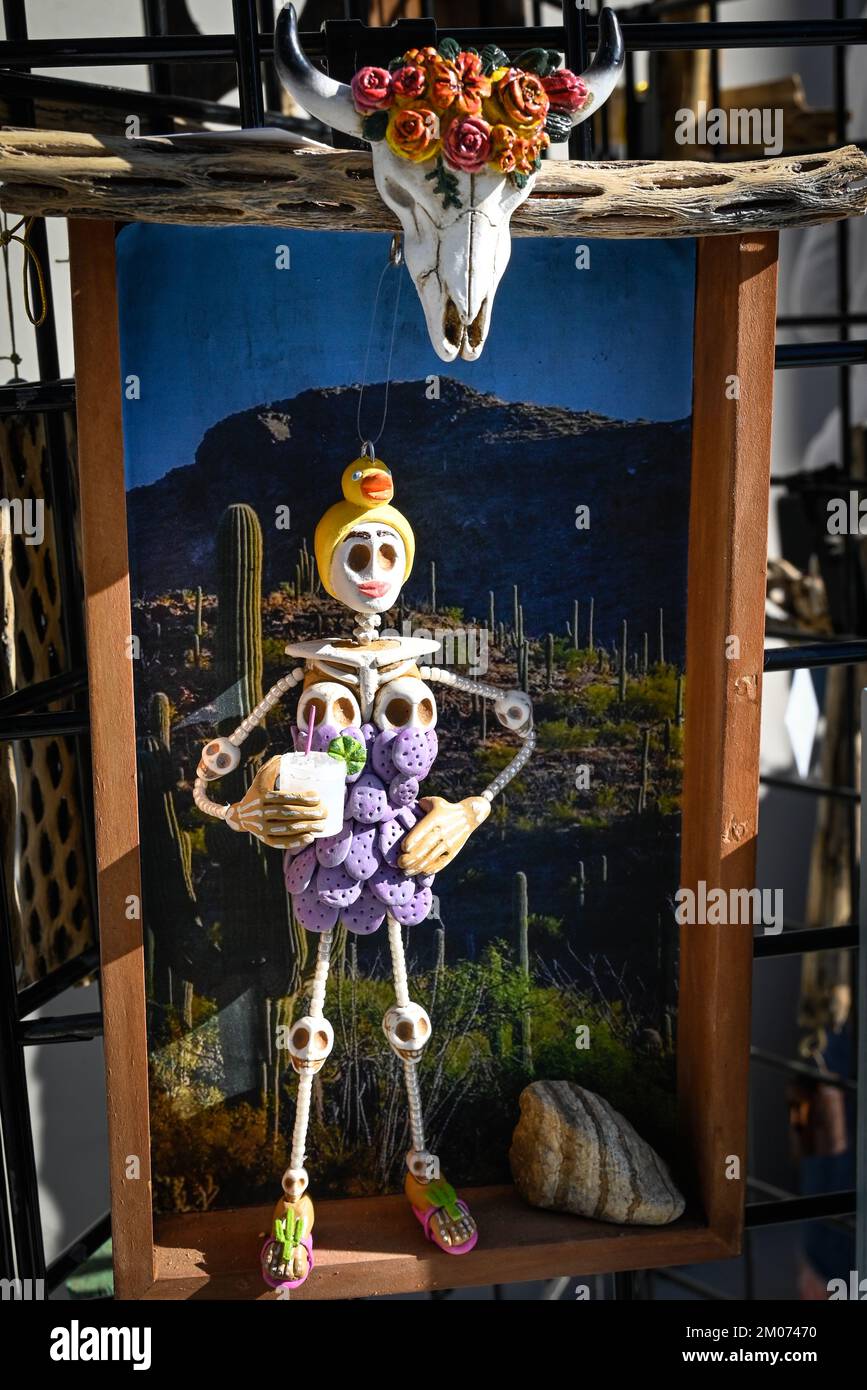 Une figurine artisanale pour l'autel « Day of the Dead » avec un squelette coloré en crânes, tenant une margarita pour un décor festif à Tucson, Arizona Banque D'Images