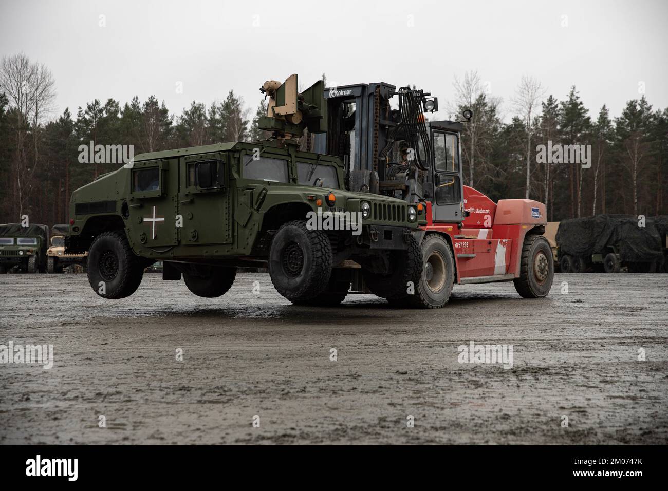 Les soldats affectés à l'équipe de combat de la Brigade 2nd, 101st Airborne Division (Air Assault), effectuent des opérations de transport en ligne le 2 décembre 2022, à Grafenwoehr, en Allemagne. Notre engagement à défendre le territoire de l'OTAN est indéfectible et les États-Unis continueront de renforcer notre position pour mieux défendre nos alliés de l'OTAN. (É.-U. Photos de l'armée par le sergent d'état-major Malcolm Cohens-Ashley, 2nd Brigade combat Team public Affairs.) Banque D'Images