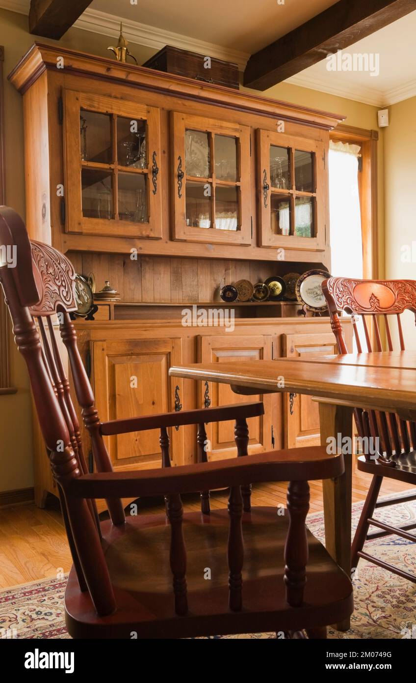 Table ancienne avec chaises à dossier haut, buffet et mobilier dans la salle  à manger à l'intérieur de 1998 réplique de l'ancienne maison de style  Canadiana, Québec, Canada. TH Photo Stock -