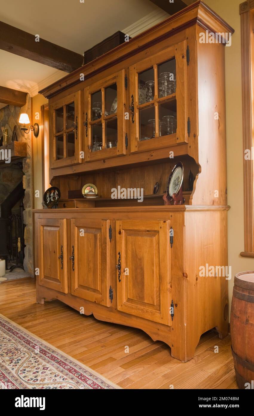 Buffet antique avec mobilier dans la salle à manger à l'intérieur de 1998 réplique de la vieille maison. Banque D'Images