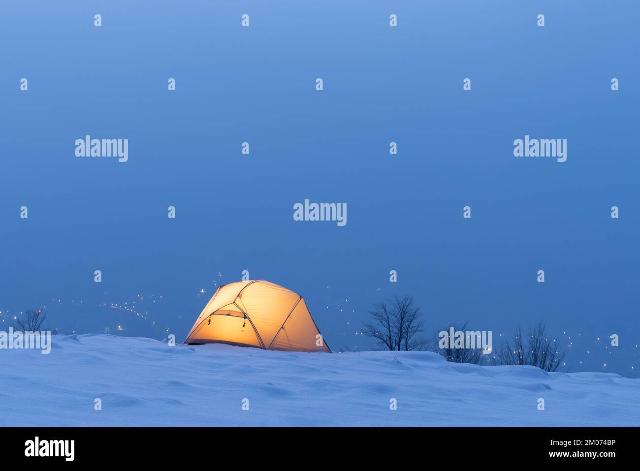 Tente d'hiver campant dans la neige Banque D'Images