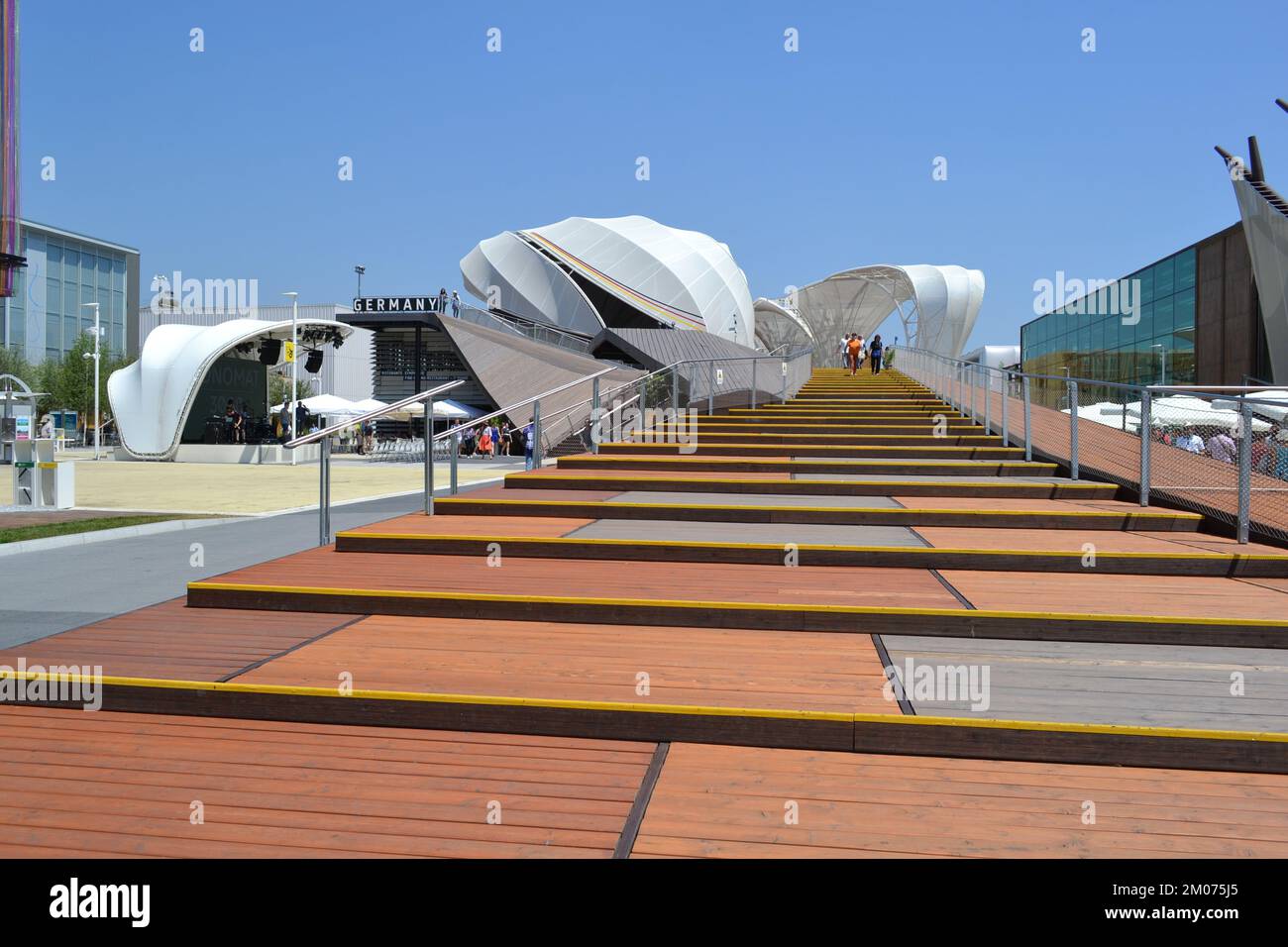 Grand escalier de l'entrée du pavillon d'Allemagne appelé "champs d'idées" à l'EXPO Milano 2015 par une journée ensoleillée. Comme un escalier symbolique au ciel. Banque D'Images