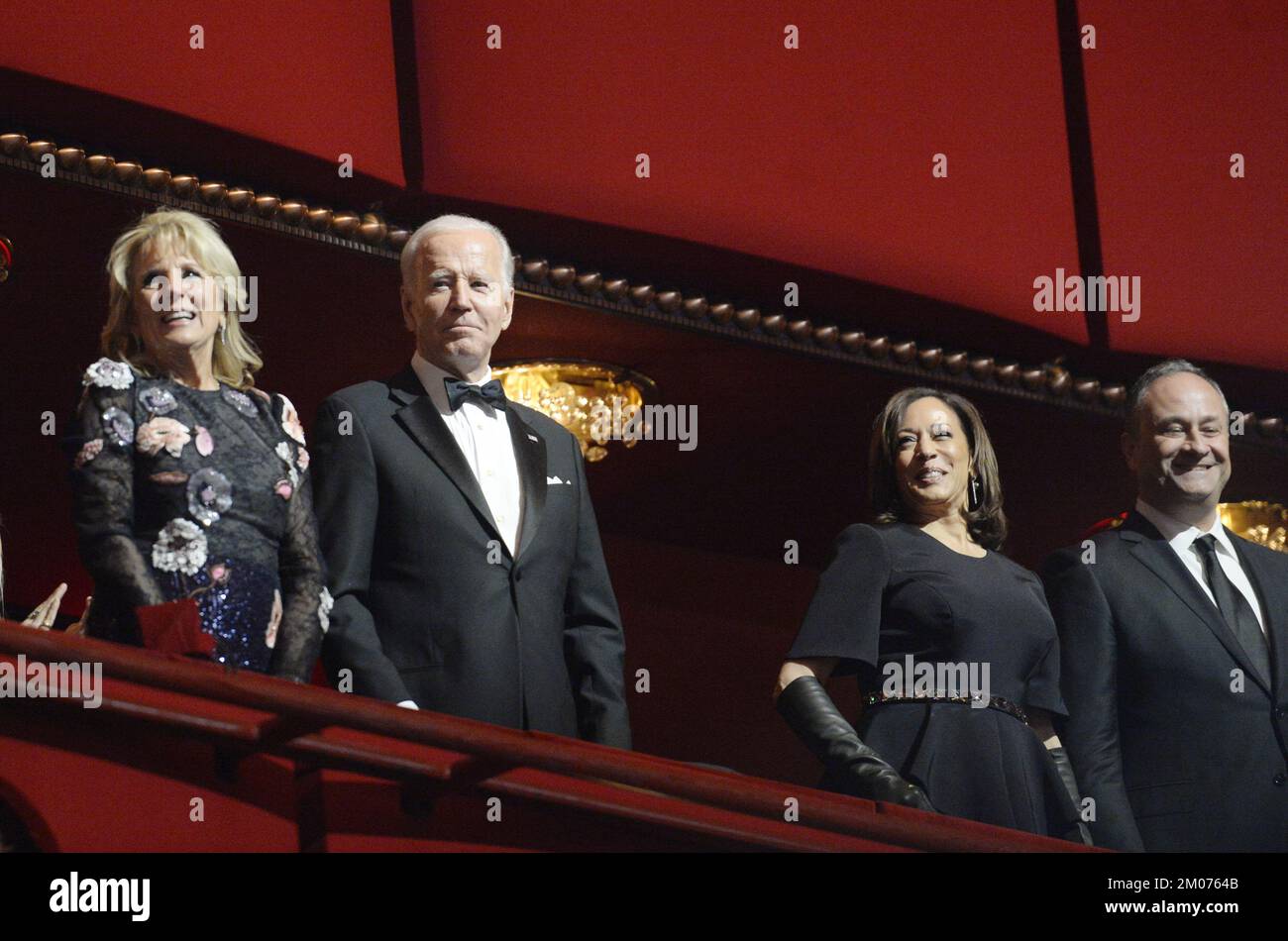 Washington, États-Unis. 04th décembre 2022. Le président Joe Biden et la première dame Jill Biden (L) sont rejoints par le vice-président Kamala Harris et le deuxième monsieur Doug Emhoff lorsqu'ils assistent à la cérémonie d'honneur 45th du Kennedy Centre à Washington, DC, dimanche, 4 décembre 2022. Les honorés sont George Clooney, chanteur Gladys Knight, chanteur-compositeur Amy Grant, Knight, compositeur Tania Leon, Et le groupe de rock irlandais U2, composé de membres du groupe Bono, The Edge, Adam Clayton et Larry Mullen Jr Photo de Bonnie Cash/UPI Credit: UPI/Alay Live News Banque D'Images