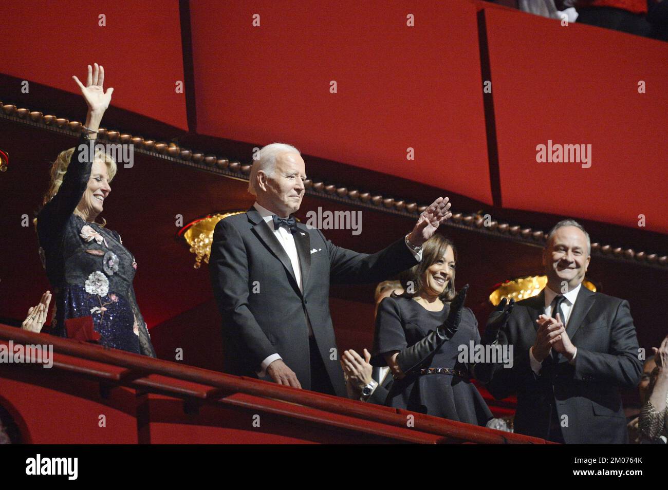 Washington, États-Unis. 04th décembre 2022. Le président Joe Biden et la première dame Jill Biden (L) sont rejoints par le vice-président Kamala Harris et le deuxième monsieur Doug Emhoff lorsqu'ils assistent à la cérémonie d'honneur 45th du Kennedy Centre à Washington, DC, dimanche, 4 décembre 2022. Les honorés sont George Clooney, chanteur Gladys Knight, chanteur-compositeur Amy Grant, Knight, compositeur Tania Leon, Et le groupe de rock irlandais U2, composé de membres du groupe Bono, The Edge, Adam Clayton et Larry Mullen Jr Photo de Bonnie Cash/UPI Credit: UPI/Alay Live News Banque D'Images