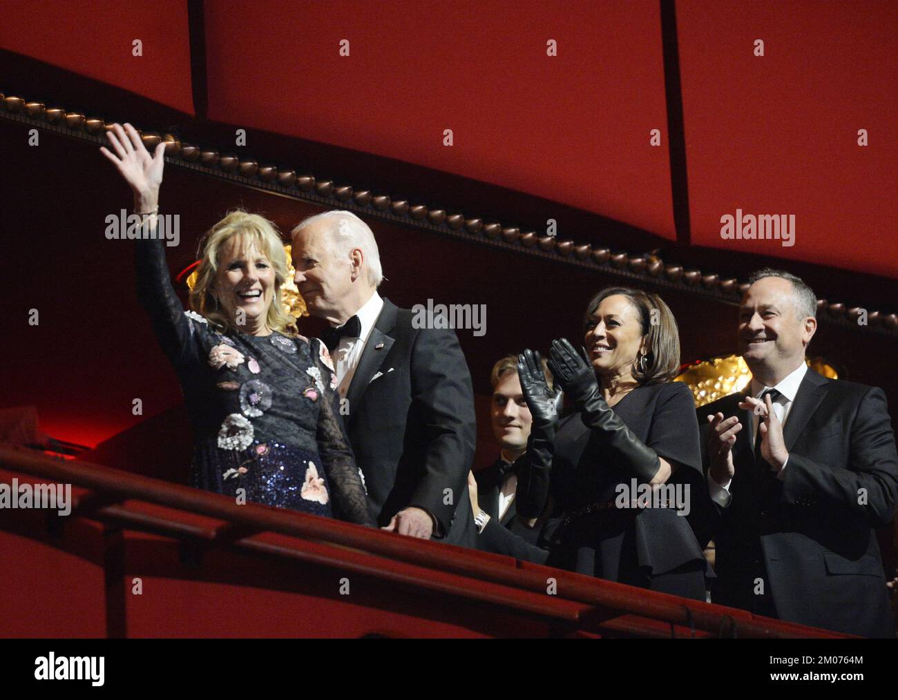 Washington, États-Unis. 04th décembre 2022. Le président Joe Biden et la première dame Jill Biden (L) sont rejoints par le vice-président Kamala Harris et le deuxième monsieur Doug Emhoff lorsqu'ils assistent à la cérémonie d'honneur 45th du Kennedy Centre à Washington, DC, dimanche, 4 décembre 2022. Les honorés sont George Clooney, chanteur Gladys Knight, chanteur-compositeur Amy Grant, Knight, compositeur Tania Leon, Et le groupe de rock irlandais U2, composé de membres du groupe Bono, The Edge, Adam Clayton et Larry Mullen Jr Photo de Bonnie Cash/UPI Credit: UPI/Alay Live News Banque D'Images