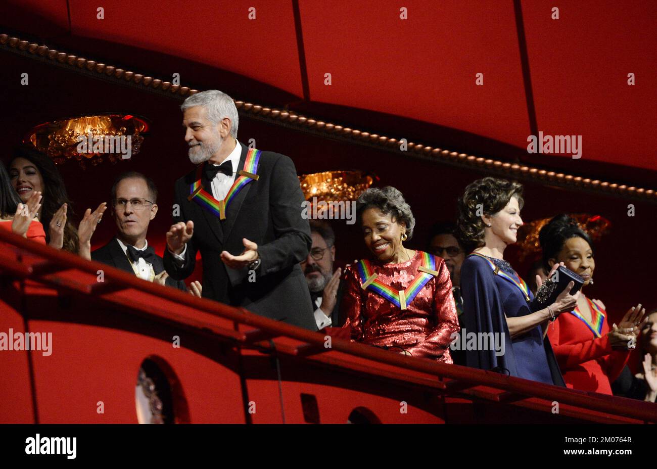 Washington, États-Unis. 04th décembre 2022. George Clooney (L), Tania Leon, Amy Grant et Gladys Knight arrivent pour la cérémonie d'honneur 45th du Kennedy Center à Washington, DC, dimanche, 4 décembre 2022. Les honorés sont George Clooney, chanteur Gladys Knight, chanteur-compositeur Amy Grant, Knight, compositeur Tania Leon, Et le groupe de rock irlandais U2, composé de membres du groupe Bono, The Edge, Adam Clayton et Larry Mullen Jr Photo de Bonnie Cash/UPI Credit: UPI/Alay Live News Banque D'Images