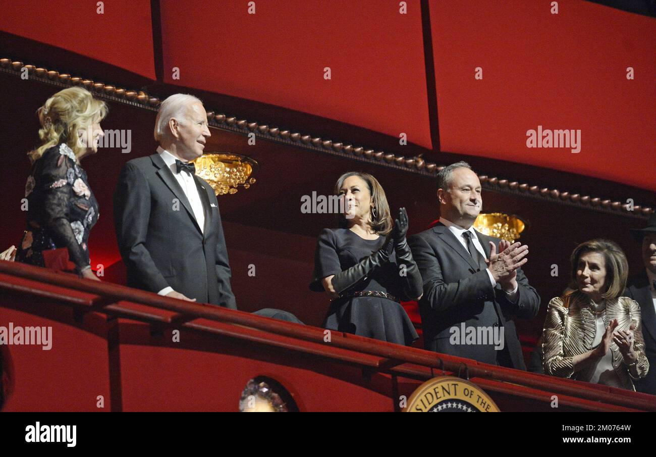 Washington, États-Unis. 04th décembre 2022. Le président Joe Biden et la première dame Jill Biden (L) sont rejoints par le vice-président Kamala Harris, le deuxième monsieur Doug Emhoff et le président de la Chambre Nancy Pelosi (R) lors de la cérémonie de remise des prix du Kennedy Centre 45th à Washington, DC, dimanche, 4 décembre 2022. Les honorés sont George Clooney, chanteur Gladys Knight, chanteur-compositeur Amy Grant, Knight, compositeur Tania Leon, Et le groupe de rock irlandais U2, composé de membres du groupe Bono, The Edge, Adam Clayton et Larry Mullen Jr Photo de Bonnie Cash/UPI Credit: UPI/Alay Live News Banque D'Images