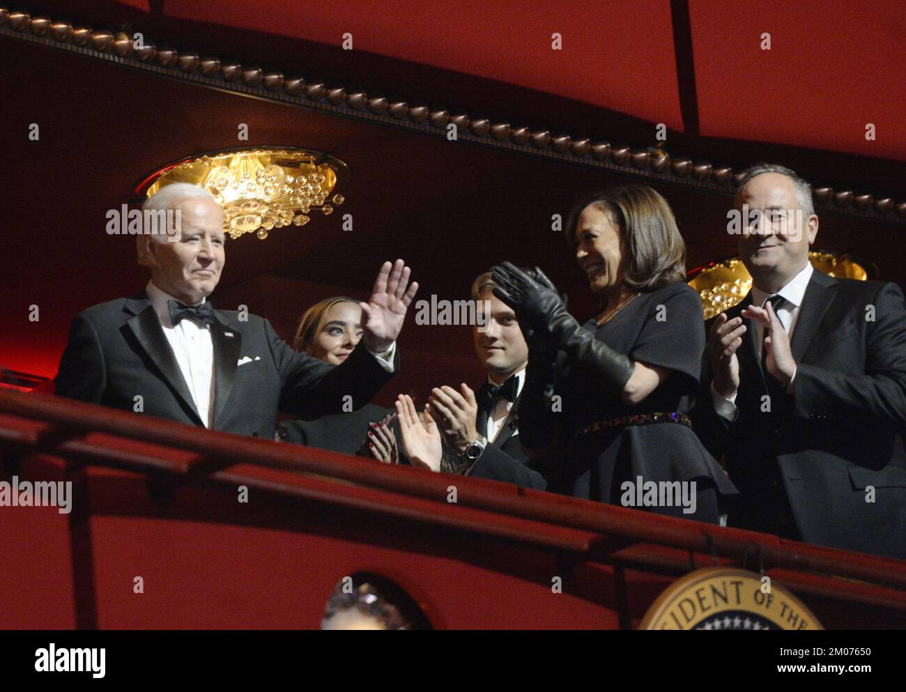 Washington, États-Unis. 04th décembre 2022. Le président Joe Biden (L) est accompagné du vice-président Kamala Harris et du deuxième monsieur Doug Emhoff lorsqu'ils assistent à la cérémonie des distinctions honorifiques 45th du Kennedy Centre à Washington, DC, dimanche, à 4 décembre 2022. Les honorés sont George Clooney, chanteur Gladys Knight, chanteur-compositeur Amy Grant, Knight, compositeur Tania Leon, Et le groupe de rock irlandais U2, composé de membres du groupe Bono, The Edge, Adam Clayton et Larry Mullen Jr Photo de Bonnie Cash/UPI Credit: UPI/Alay Live News Banque D'Images