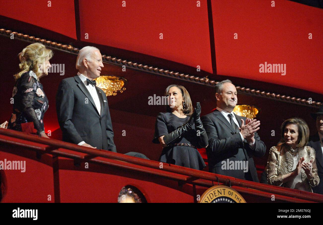 Le président Joe Biden et la première dame Jill Biden (L) sont rejoints par le vice-président Kamala Harris, le deuxième monsieur Doug Emhoff et le président de la Chambre Nancy Pelosi (R) lors de la cérémonie de remise des prix du Kennedy Centre 45th à Washington, DC, dimanche, 4 décembre 2022. Les honorés sont George Clooney, chanteur Gladys Knight, chanteur-compositeur Amy Grant, Knight, compositeur Tania Leon, Et le groupe de rock irlandais U2, composé de membres du groupe Bono, The Edge, Adam Clayton et Larry Mullen Jr Photo de Bonnie Cash/Pool/ABACAPRESS.COM Banque D'Images