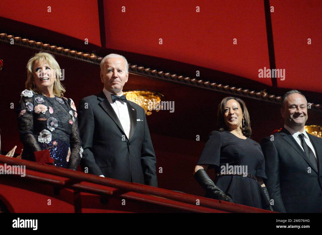 Le président Joe Biden et la première dame Jill Biden (L) sont rejoints par le vice-président Kamala Harris et le deuxième monsieur Doug Emhoff lorsqu'ils assistent à la cérémonie d'honneur 45th du Kennedy Centre à Washington, DC, dimanche, 4 décembre 2022. Les honorés sont George Clooney, chanteur Gladys Knight, chanteur-compositeur Amy Grant, Knight, compositeur Tania Leon, Et le groupe de rock irlandais U2, composé de membres du groupe Bono, The Edge, Adam Clayton et Larry Mullen Jr Photo de Bonnie Cash/Pool/ABACAPRESS.COM Banque D'Images