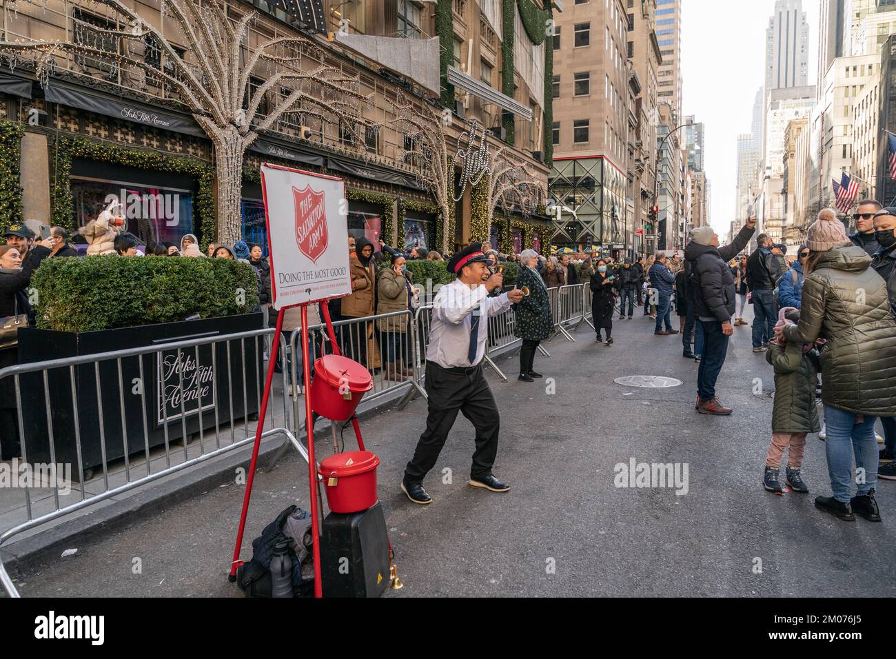 Un bénévole de l'Armée du Salut danse au milieu de la Cinquième Avenue sans voitures du 48th au 57th rue sur 4 décembre 2022 à New York Banque D'Images