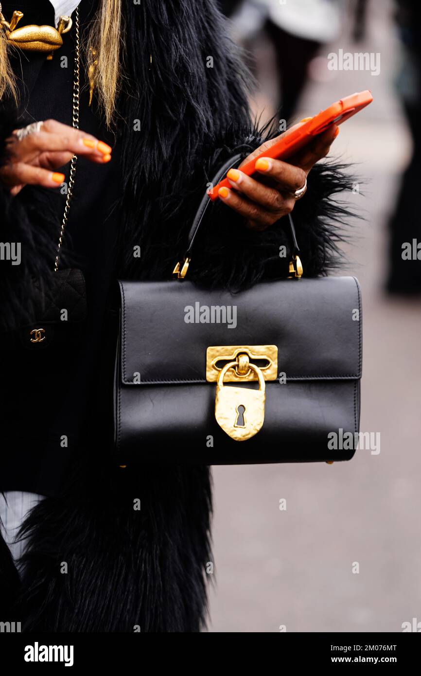 Paris, France - 1 octobre 2022 : une influenceur portant le sac Secret de Schiaparelli en peau de mouton noire lisse, sécurisée. Tenue de blogueur mode Banque D'Images