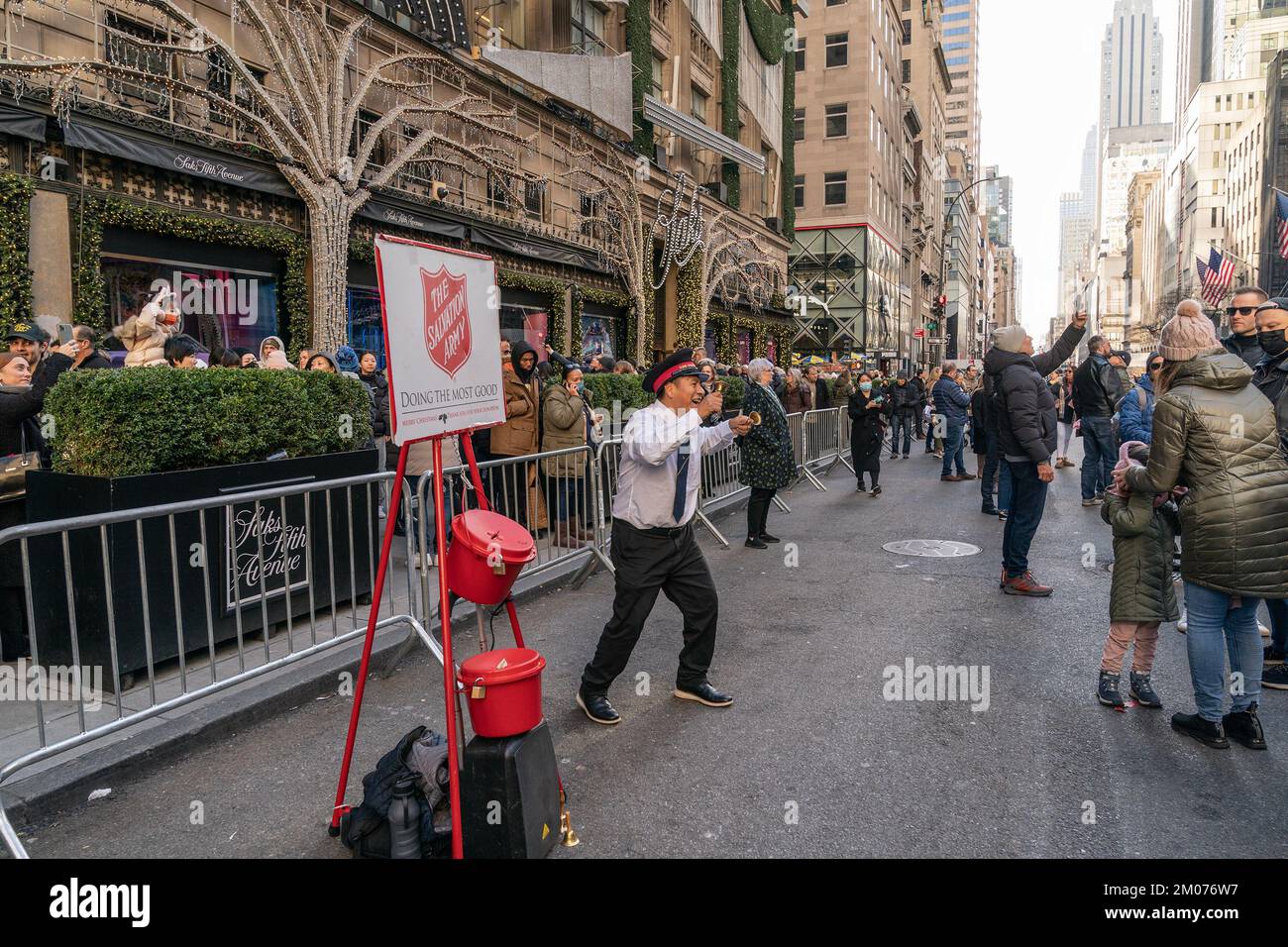 Un bénévole de l'Armée du Salut danse au milieu de la Cinquième Avenue sans voitures du 48th au 57th rue sur 4 décembre 2022 à New York. Les trois dimanches, à partir de 4 décembre, une partie de la Cinquième Avenue est fermée pour voitures et il y aura des spectacles musicaux, des vendeurs proposant de la nourriture et des magasins. Des centaines de personnes ont profité du spectacle et ont fait du lèche-vitrine, ont pris des photos, écouté et regardé des spectacles de Brooklyn United Drum Line et ont fait du shopping. La dernière fois que l'expérience de fermeture de la Cinquième Avenue pendant la période des fêtes était il y a plus de 50 ans. (Photo de Lev Radin/Sipa USA) Banque D'Images