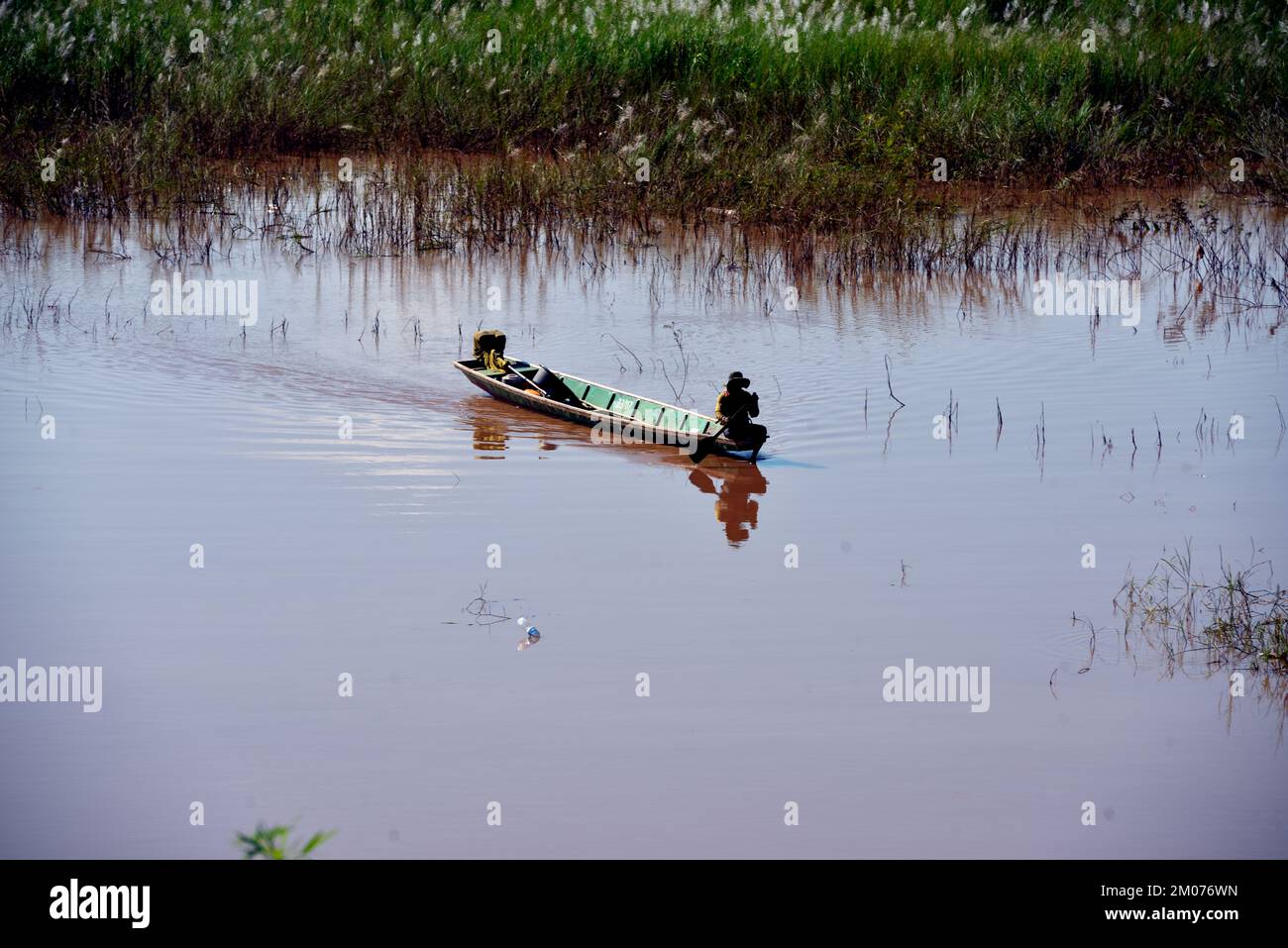 Un homme qui attrape des poissons dans le Mékong. Vientiane, Laos, Asie du Sud-est. Banque D'Images