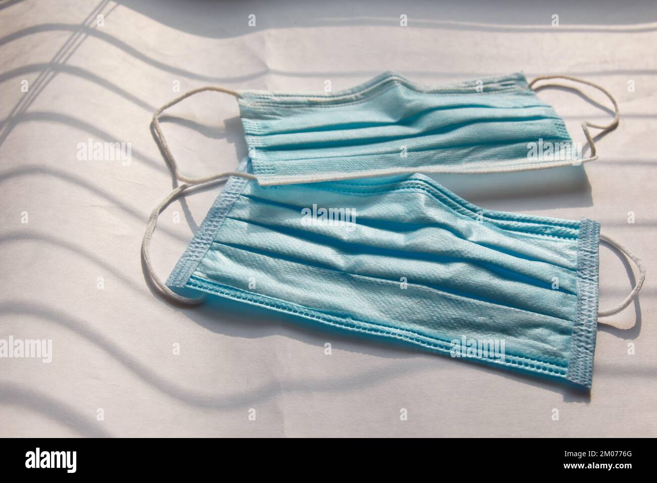 Vitamines et masque du médecin, concept de protection du virus corona isolé sur fond gris. Masque médical respiratoire et pilules. Coronavirus, hôpital ou Banque D'Images