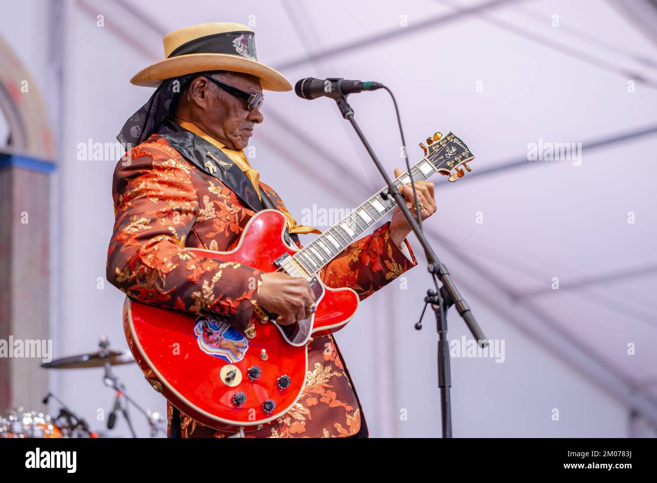 LA NOUVELLE-ORLÉANS, LA, États-Unis - 5 MAI 2019 : Little Freddie King se produit sur le Blues Tent Stage au New Orleans Jazz and Heritage Festival Banque D'Images