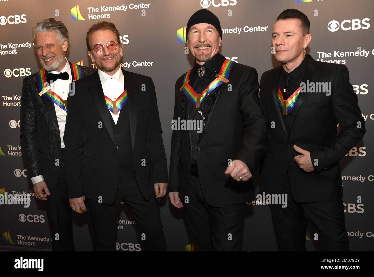Washington, États-Unis. 04th décembre 2022. 2022 Kennedy Center Honors Irish rock band U2 membres (L-R) Adam Clayton, Bono, The Edge et Larry Mullen, Jr. Posent pour les photographes qui arrivent pour une soirée de gala à Washington, dimanche, 4 décembre 2022. Les distinctions honorifiques sont décernées pour une réalisation à vie dans les arts et la culture. Photo de Mike Theiler/UPI crédit: UPI/Alay Live News Banque D'Images