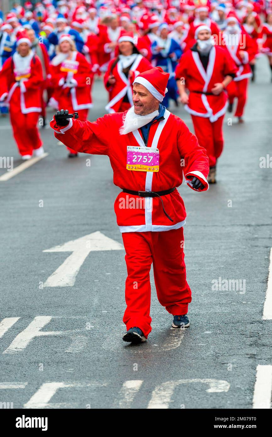 Liverpool, Royaume-Uni. 04th décembre 2022. Vainqueur de Big Brother UK 2000 Craig Phillips participe à la Liverpool Santa Dash. Des milliers de coureurs emportent dans les rues de Liverpool vêtus de père Noël en costume rouge et bleu de Santa lors du BTR Liverpool Santa Dash 2022, une collecte de fonds en 5k pour des organismes de bienfaisance dont l'hôpital pour enfants Alder Hey. (Photo par Dave Rushen/SOPA Images/Sipa USA) crédit: SIPA USA/Alay Live News Banque D'Images