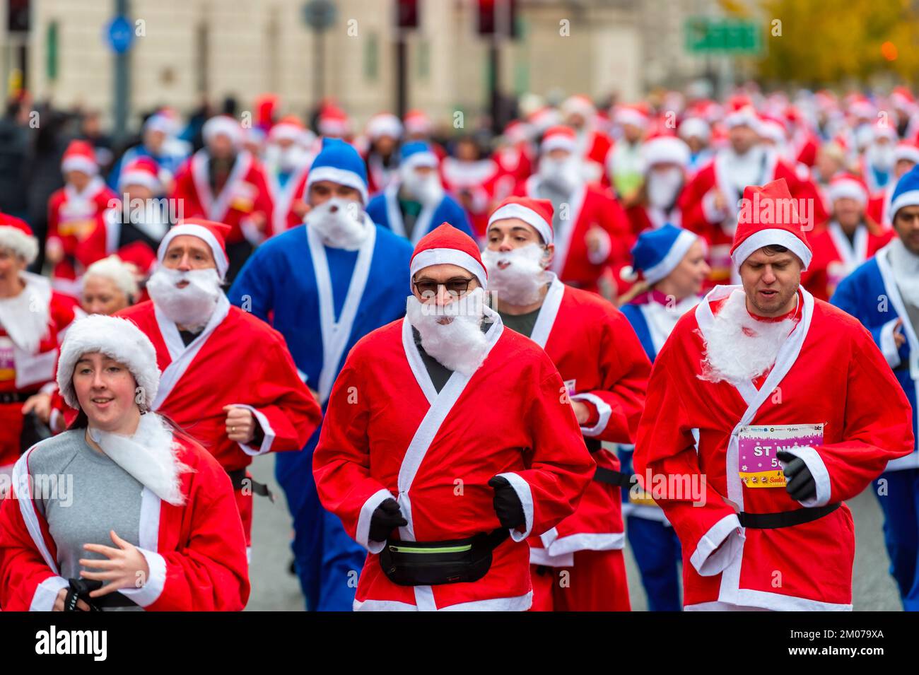 Liverpool, Royaume-Uni. 04th décembre 2022. Les coureurs font la course pendant la course annuelle de Liverpool Santa Dash. Des milliers de coureurs emportent dans les rues de Liverpool vêtus de père Noël en costume rouge et bleu de Santa lors du BTR Liverpool Santa Dash 2022, une collecte de fonds en 5k pour des organismes de bienfaisance dont l'hôpital pour enfants Alder Hey. (Photo par Dave Rushen/SOPA Images/Sipa USA) crédit: SIPA USA/Alay Live News Banque D'Images