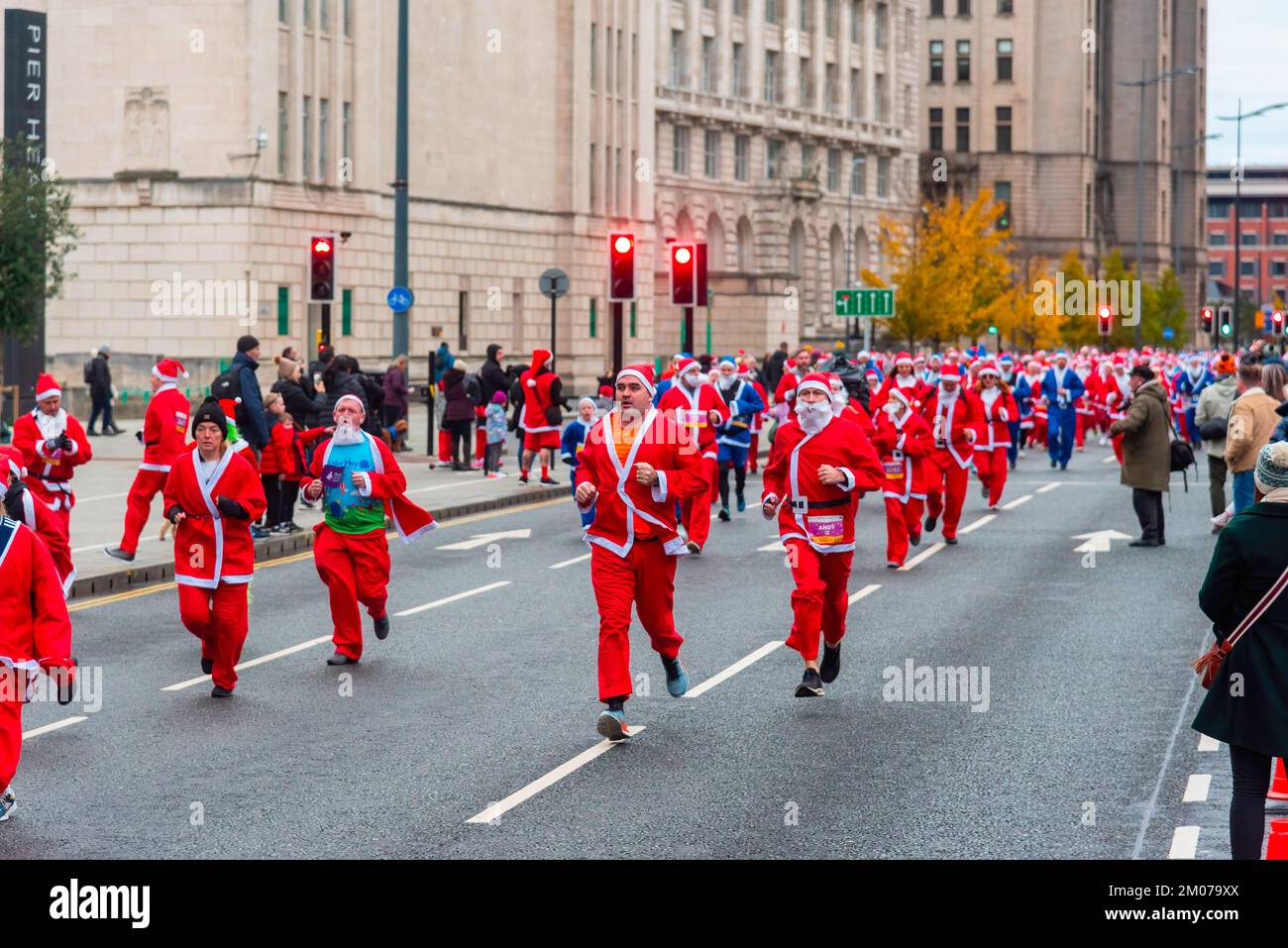 Liverpool, Royaume-Uni. 04th décembre 2022. Les coureurs font la course pendant la course annuelle de Liverpool Santa Dash. Des milliers de coureurs emportent dans les rues de Liverpool vêtus de père Noël en costume rouge et bleu de Santa lors du BTR Liverpool Santa Dash 2022, une collecte de fonds en 5k pour des organismes de bienfaisance dont l'hôpital pour enfants Alder Hey. (Photo par Dave Rushen/SOPA Images/Sipa USA) crédit: SIPA USA/Alay Live News Banque D'Images