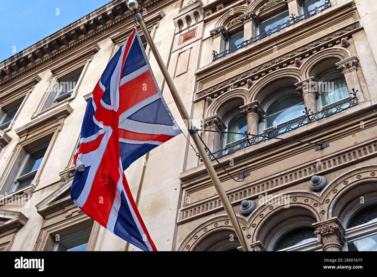 Drapeau de l'Union britannique volant à l'extérieur de Whitehall, Cité de Westminster, Londres, Angleterre, Royaume-Uni, SW1 Banque D'Images