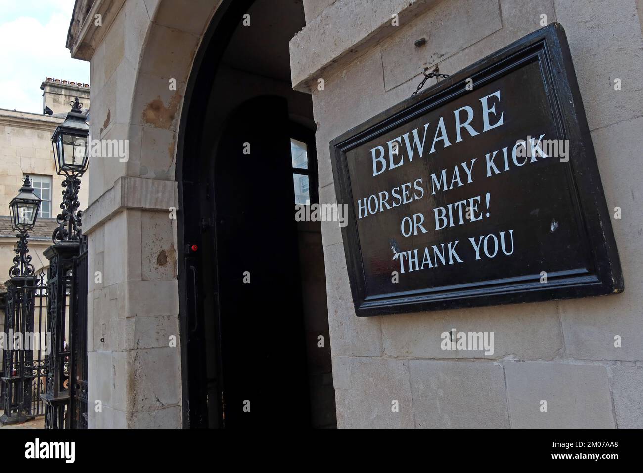 Attention, les chevaux peuvent se piquer ou mordre ! - Merci, Horseguards Parade, Whitehall - Horse Guards Rd, Whitehall, Londres , Angleterre, Royaume-Uni, SW1A 2BE Banque D'Images