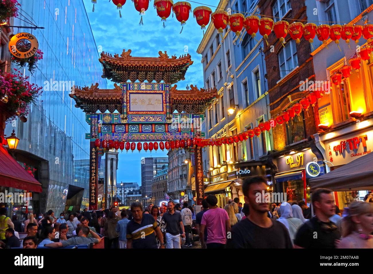 Chinatown Gate à la tombée de la nuit, grand arc d'entrée, dans le quartier animé de Chinatown à Londres, 10 Wardour St, West End, Londres W1D 6BZ, Angleterre, ROYAUME-UNI Banque D'Images