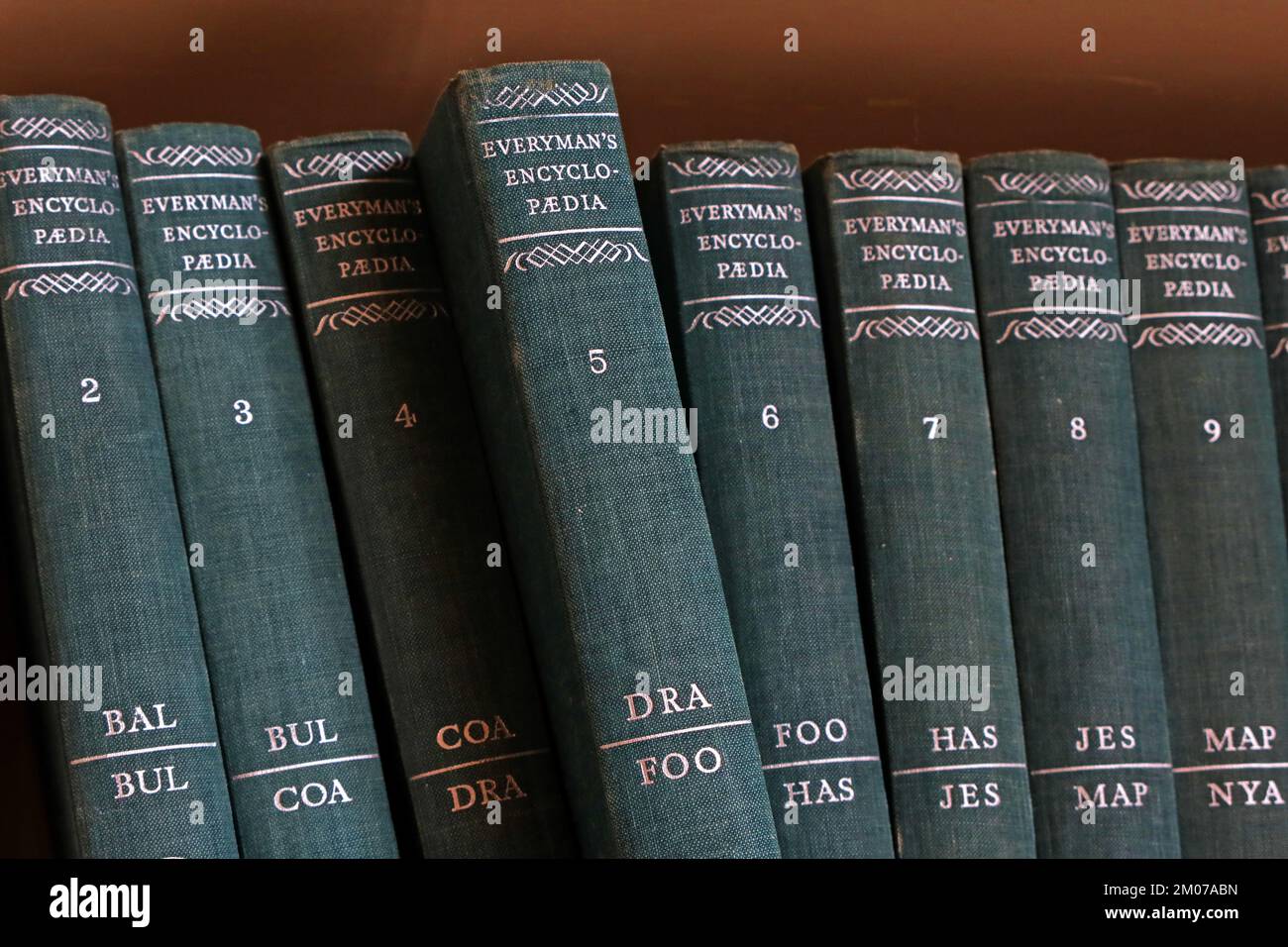 Volumes, étagère des livres de l'Encyclopédie d'Everymans Banque D'Images