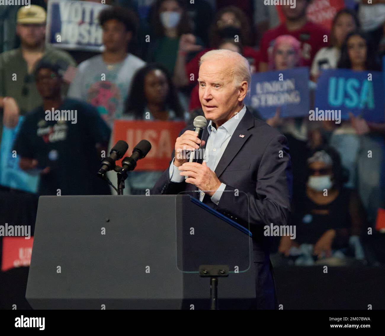 PHILADELPHIE, PA, Etats-Unis - 05 NOVEMBRE 2022 : le président Joe Biden prend la parole lors d'un rassemblement de campagne au Centre Liacouras de l'Université Temple. Banque D'Images