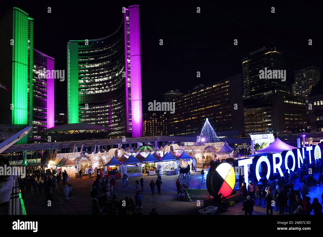 Toronto, Canada - 4 décembre 2022 : chaque année, Toronto remplit la place devant l'hôtel de ville d'un carnaval de Noël avec des lumières, des manèges et des vendeurs Banque D'Images