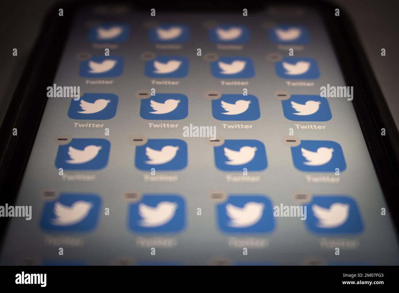Vancouver CANADA - Déc 3 2022 : image d'un grand nombre d'icônes d'application Twitter avec un badge de suppression vu sur un iPhone. Le concept de mise à pied de masse Twitter d'Elon Musk Banque D'Images
