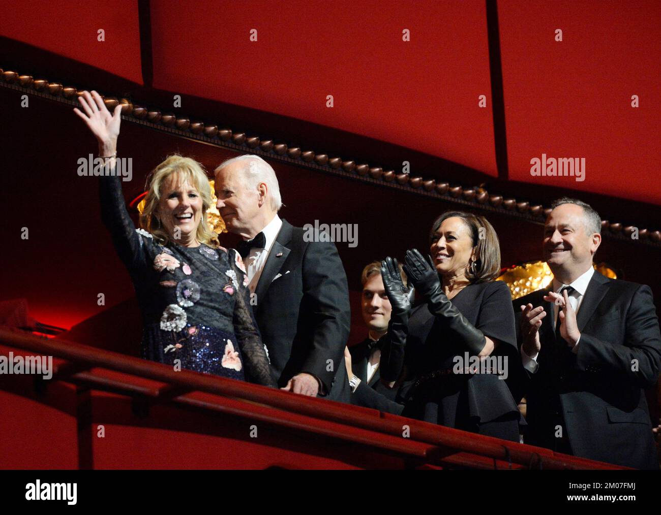 Le président Joe Biden et la première dame Jill Biden (L) sont rejoints par le vice-président Kamala Harris et le deuxième monsieur Doug Emhoff lorsqu'ils assistent à la cérémonie d'honneur 45th du Kennedy Centre à Washington, DC, dimanche, 4 décembre 2022. Les honorés sont George Clooney, chanteur Gladys Knight, chanteur-compositeur Amy Grant, Knight, compositeur Tania Leon, Et le groupe de rock irlandais U2, composé de membres du groupe Bono, The Edge, Adam Clayton et Larry Mullen Jr Crédit : Bonnie Cash/Pool via CNP/MediaPunch Banque D'Images