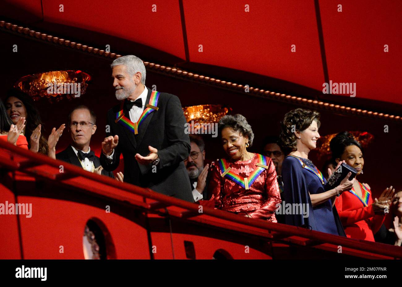 George Clooney (L), Tania Leon, Amy Grant et Gladys Knight arrivent pour la cérémonie d'honneur 45th du Kennedy Center à Washington, DC, dimanche, 4 décembre 2022. Les honorés sont George Clooney, chanteur Gladys Knight, chanteur-compositeur Amy Grant, Knight, compositeur Tania Leon, Et le groupe de rock irlandais U2, composé de membres du groupe Bono, The Edge, Adam Clayton et Larry Mullen Jr Crédit : Bonnie Cash/Pool via CNP/MediaPunch Banque D'Images