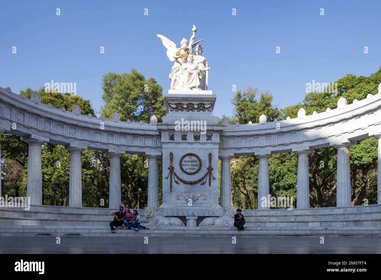 Vue sur l'hémicycle de Benito Juárez, monument néoclassique situé dans le parc central d'Alameda à Mexico, commémorant l'homme d'État mexicain Banque D'Images