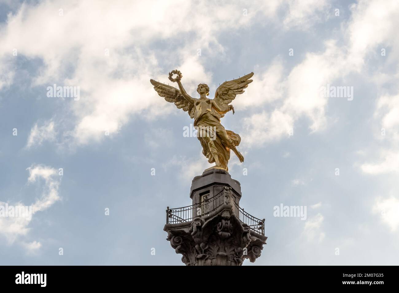 Détail architectural de l'Ange de l'indépendance, une colonne de victoire sur un rond-point sur l'artère principale du Paseo de la Reforma à Mexico Banque D'Images